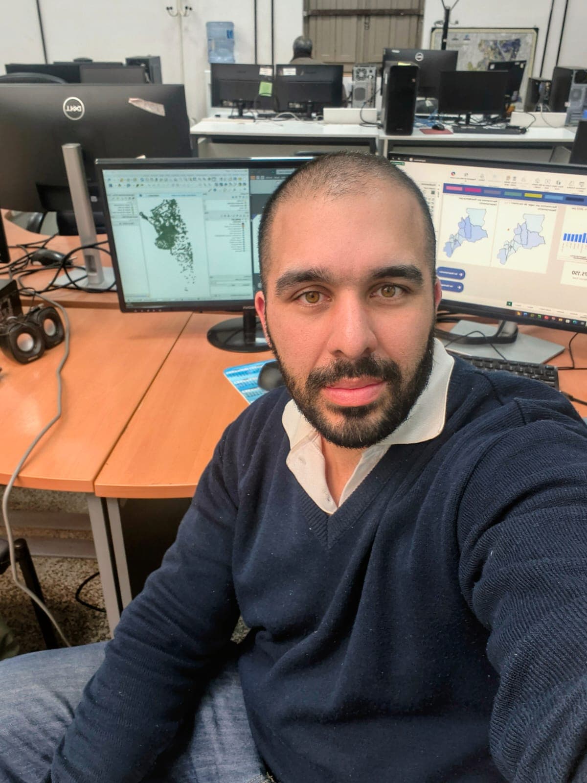 Jorge Montivero, fundador de Mu3Sigma, analizando datos espaciales en su escritorio