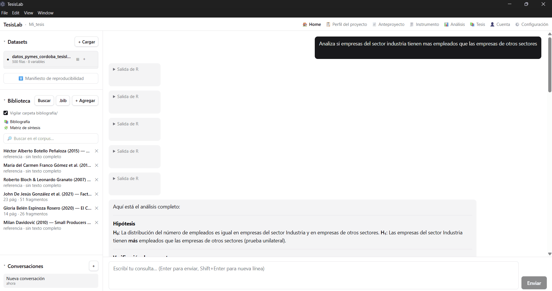 Captura de pantalla de TesisLab: el agente analiza un dataset y muestra hipótesis, salida de R y la biblioteca de referencias